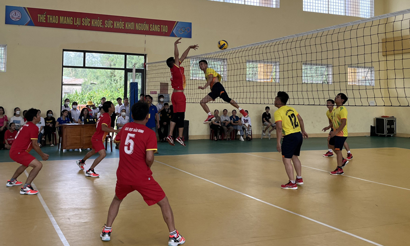 Bóng chuyền nam được các đơn vị, địa phương trên địa bàn TP. Đồng Hới thường xuyên tổ chức rèn luyện, thi đấu.