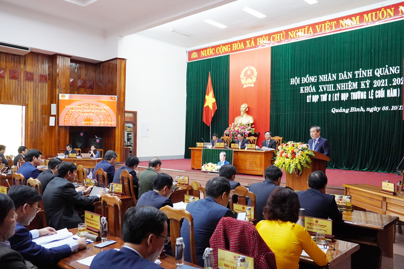 đề nghị các vị đại biểu HĐND tỉnh phát huy cao độ tinh thần khách quan, dân chủ, căn cứ trên chủ trương, đường lối của Đảng, chính sách pháp luật của Nhà nước để có những ý kiến thảo luận, góp ý xác đáng và quyết định đúng đắn, đảm bảo các quyết sách đề ra đều phù hợp với thực tiễn và có tính khả thi cao, đáp ứng nguyện vọng của cử tri và Nhân dân.