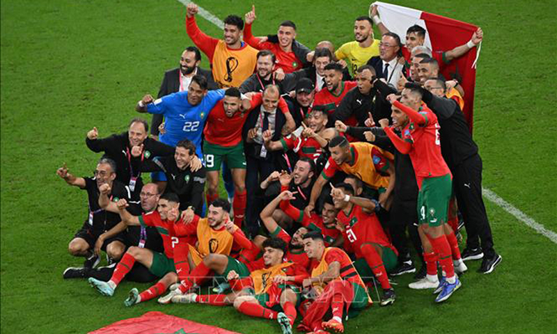 Niềm vui của các cầu thủ Maroc khi giành được tấm vé vào Bán kết. Ảnh: AFP/TTXVN