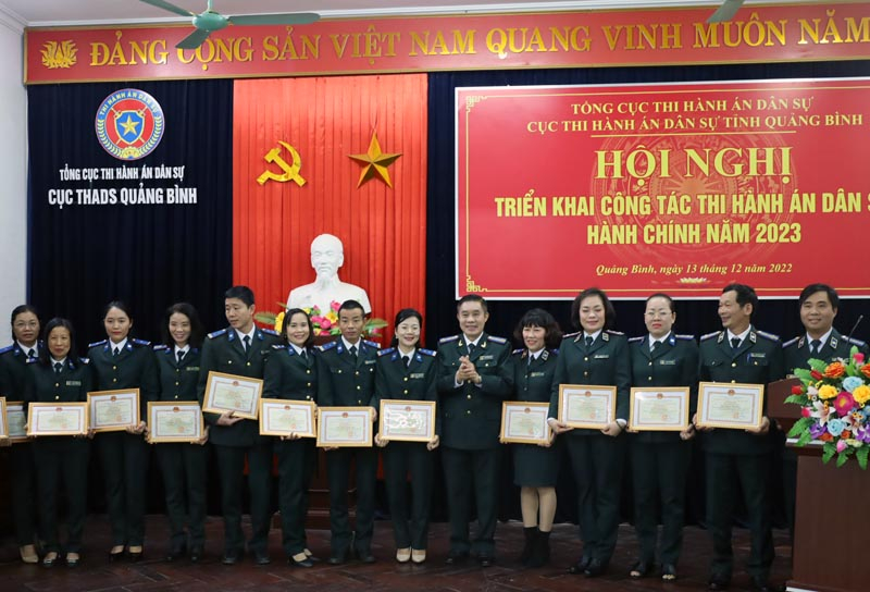 Các cá nhân thuộc Cục THADS tỉnh được biểu dương, khen thưởng nhờ có nhiều thành tích xuất sắc trong phong trào thi đua năm 2022.