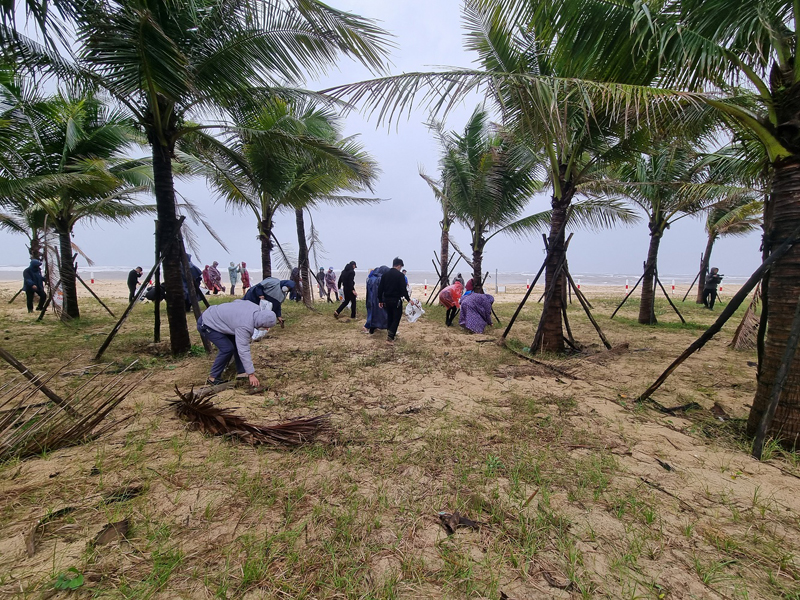 Các đoàn viên, thanh niên tiến hành làm vệ sinh dọc bãi biển Nhật Lệ.