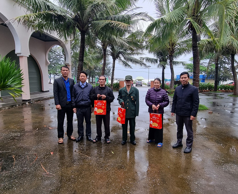 Đại diện Đoàn khối các cơ quan tỉnh trao quà cho các gia đình có công với cách mạng