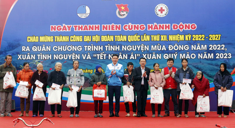 Lãnh đạo Tỉnh đoàn, Ủy ban MTTQVN tỉnh trao tặng quà cho các gia đình có hoàn cảnh khó khăn.