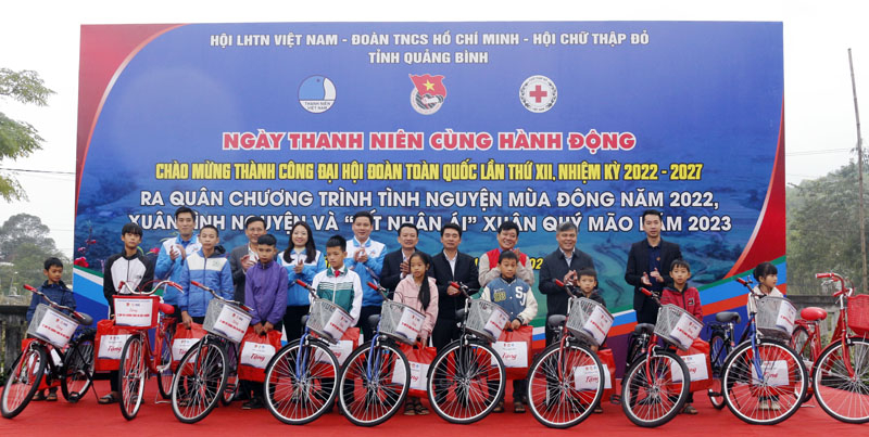 Tặng quà áo ấm, dụng cụ học tập và “Xe đạp yêu thương cùng em đến trường” cho các em học sinh.