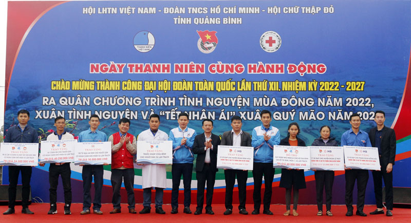 Khám bệnh và cấp phát thuốc miễn phí cho người dân.