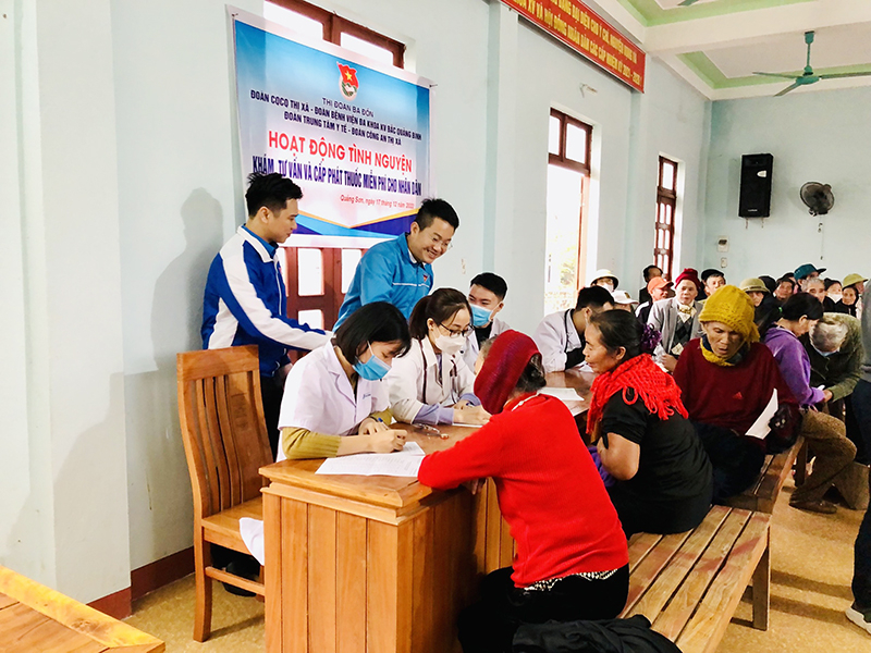 Khám và cấp phát thuốc miễn phí cho hàng trăm người dân địa phương.