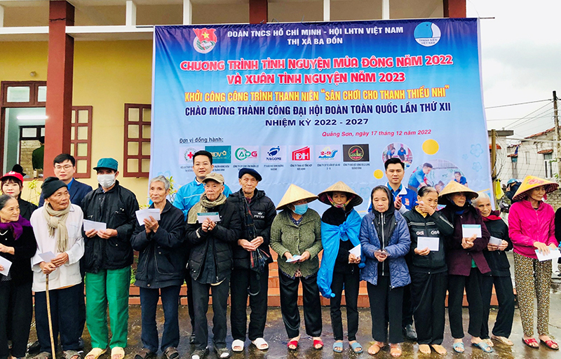 Tặng quà cho các gia đình có hoàn cảnh khó khăn.