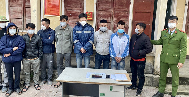 Các đối tượng liên quan đường dây cá độ bóng đá trên địa bàn xã Quảng Châu (huyện Quảng Trạch).