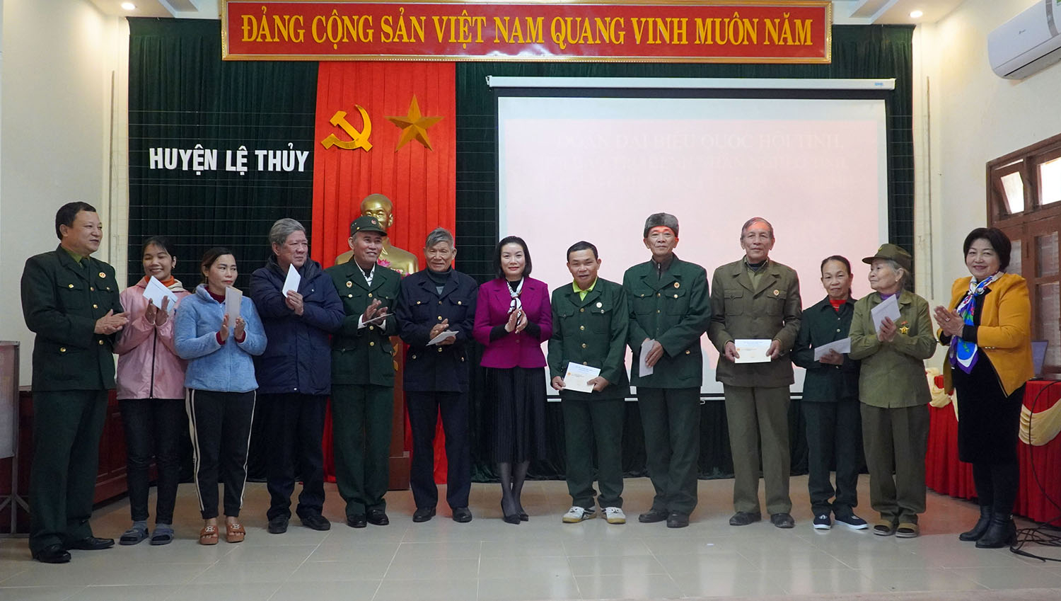 Đồng chí Nguyễn Minh Tâm và đại diện lãnh đạo Hội Bảo trợ bệnh nhân nghèo, Hội Cựu chiến binh tỉnh trao quà tại huyện Lệ Thủy