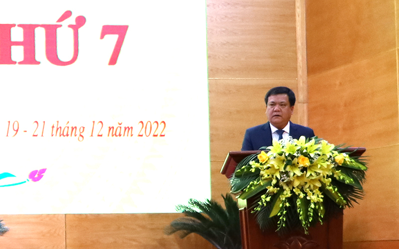 Đồng chí Bí thư Thành ủy Đồng Hới, Chủ tịch HĐND thành phố Trần Phong phát biểu khai mạc kỳ họp.