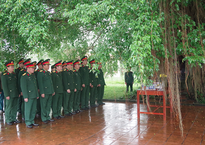 Dâng hương tại khu di tích An Sinh