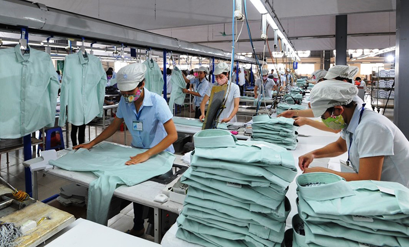 Nhiều doanh nghiệp may mặc đang gặp khó vì lượng hàng xuất khẩu sụt giảm mạnh dịp cuối năm.