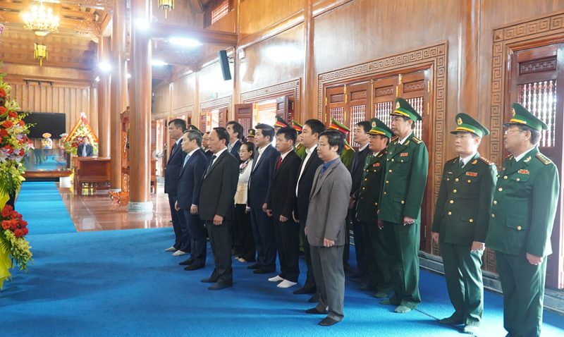 Dâng hoa, dâng hương tưởng nhớ Bác Hồ và các Anh hùng liệt sỹ.