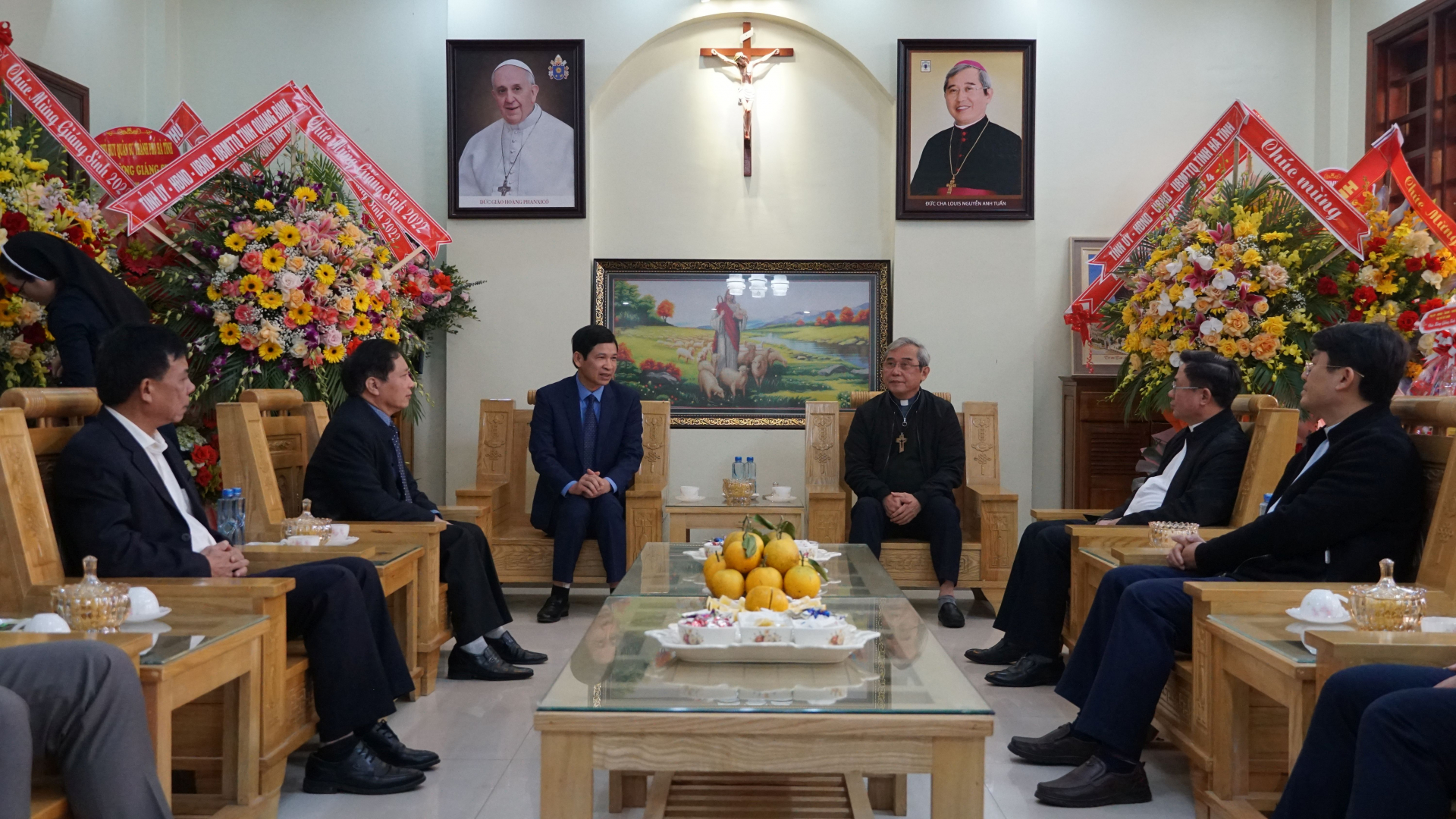 : Đồng chí Phó Chủ tịch UBND tỉnh Hồ An Phong thông báo, trao đổi  với Giám mục Louis Nguyễn Anh Tuấn, Giám quản Tông tòa Giáo phận Hà Tĩnh về hình phát triển kinh tế - xã hội của tỉnh. 