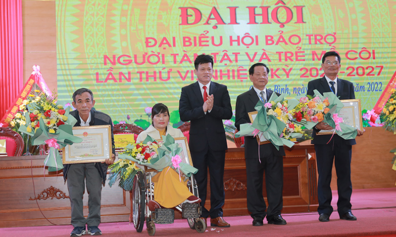 Đồng chí Lê Văn Bảo trao bằng khen của Chủ tịch UBND tỉnh cho các cá nhân có thành tích xuất sắc trong công tác hội nhiệm kỳ 2017-2022.