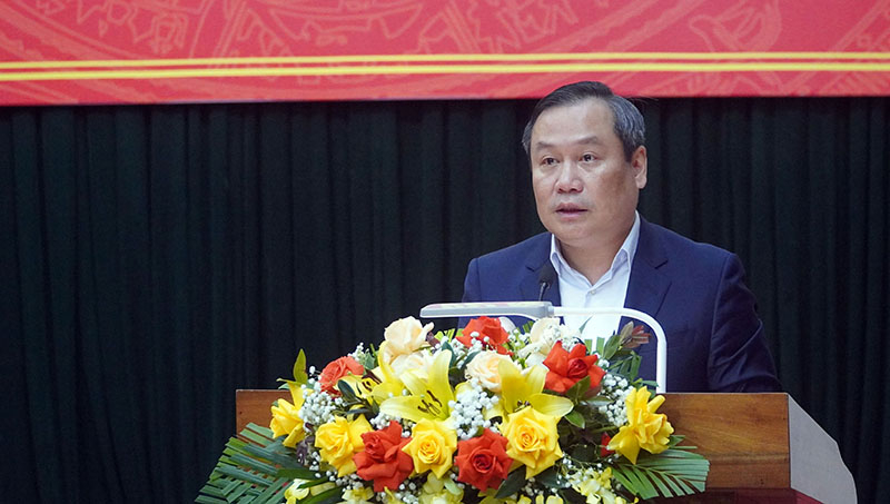 Đồng chí Vũ Đại Thắng, Ủy viên Trung ương Đảng Bí thư Tỉnh ủy, Trưởng đoàn ĐBQH tỉnh phát biểu tại hội nghị