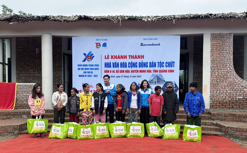 Tặng quà cho nhân dân xã Dân Hóa.