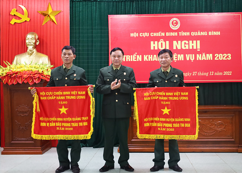  Lãnh đạo Hội CCB tỉnh trao cờ đơn vị dẫn đầu phong trào thi đua năm 2022 cho các tập thể.