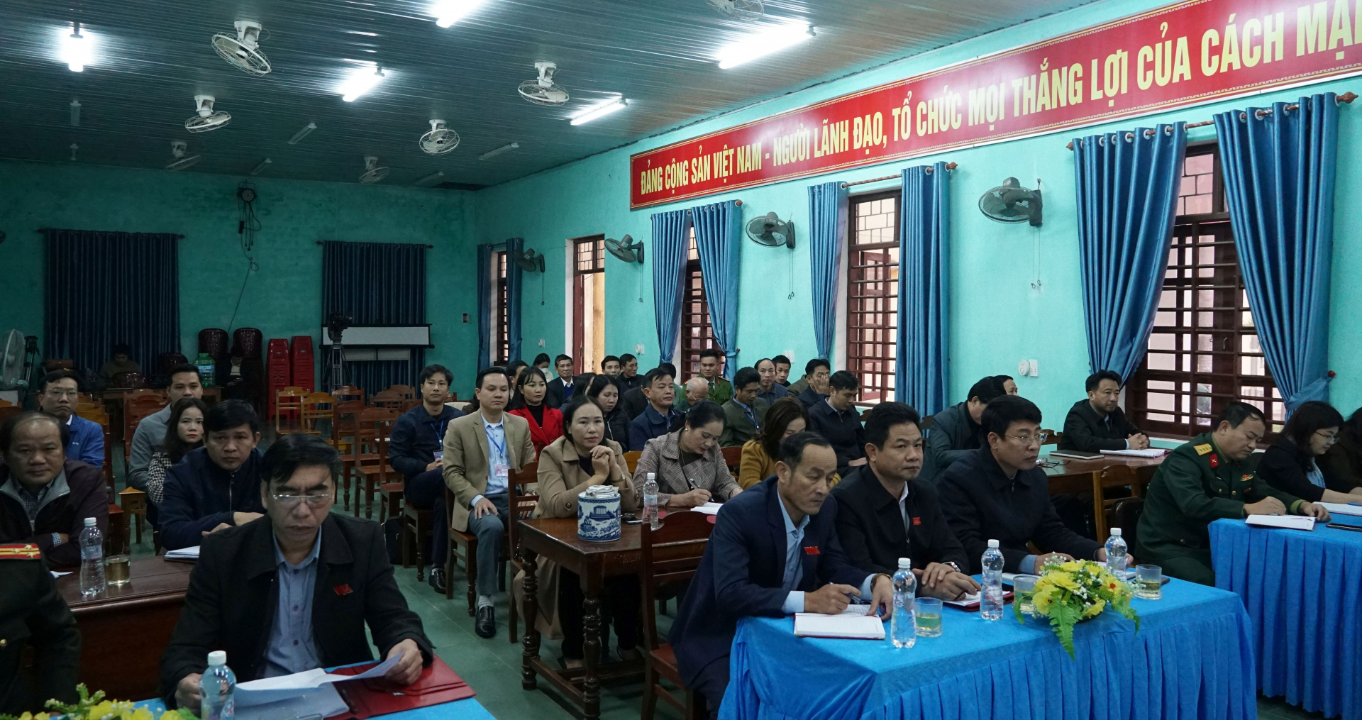 Đông đảo cử tri tham dự buổi tiếp xúc.