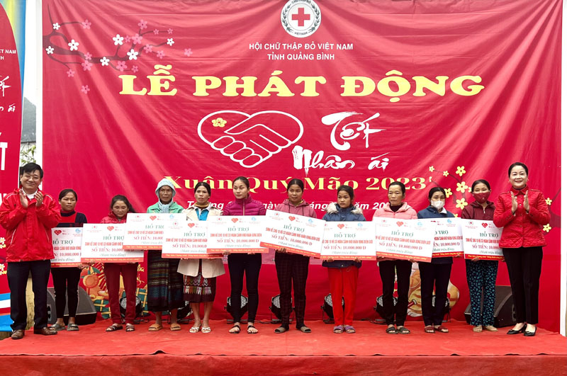 Đại diện lãnh đạo Hội CTĐ tỉnh và Hội Liên hiệp Phụ nữ tỉnh trao biển tượng trưng hỗ trợ sinh kế cho các hộ dân có hoàn cảnh khó khăn xã Trường Sơn.