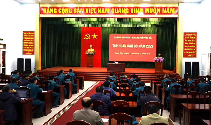Các học viên được huấn luyện lý thuyết tại hội trường.