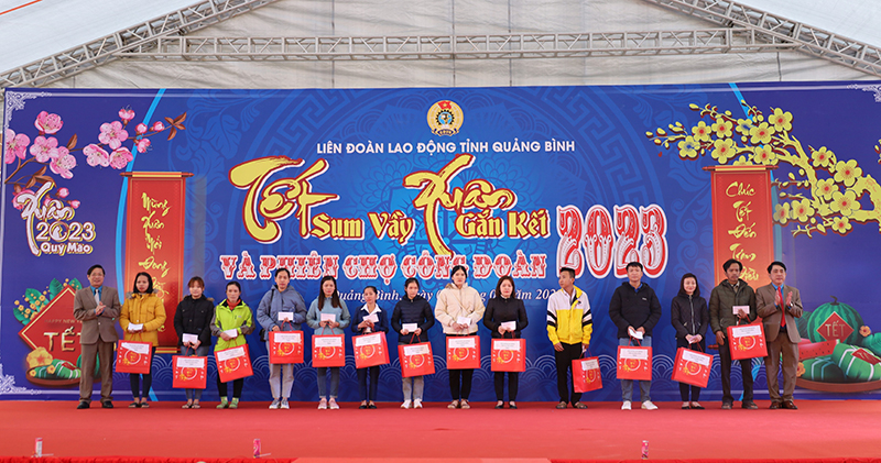  Đại diện lãnh đạo LĐLĐ tỉnh trao quà Tết cho ĐV, NLĐ có hoàn cảnh khó khăn.  Đông đảo ĐV, NLĐ tham dự chương trình “Tết sum vầy-Xuân gắn kết”.  