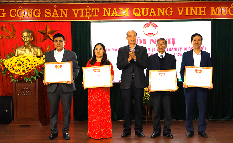 Các tập thể và cá nhân có thành tích xuất sắc trong công tác Mặt trận năm 2022 được nhận Bằng khen của Ủy ban MTTQVN tỉnh.