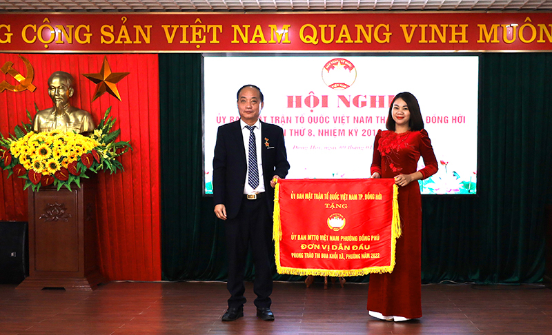 Chủ tịch Ủy ban MTTQVN TP. Đồng Hới tặng cờ dẫn đầu phong trào thi đua của Ủy ban MTTQVN thành phố cho 1 tập thể.
