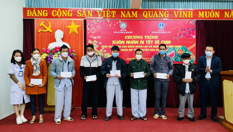 Bác sĩ Đỗ Quốc Tiệp, Giám đốc CDC Quảng Bình trao quà cho bệnh nhân lao có hoàn cảnh khó khăn.