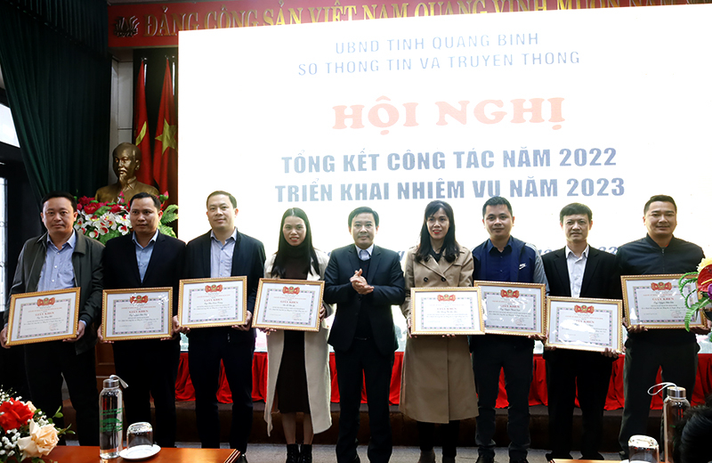 Nhiều tập thể, cá nhân được nhận giấy khen của Giám đốc Sở TT và TT.