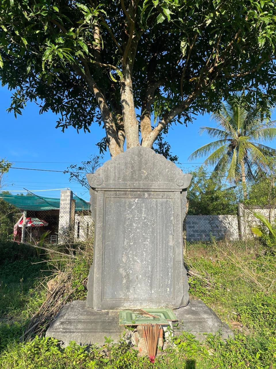 Tấm bia đá “Phù Chính hương hiền từ bia ký” ở phần mộ cũ của Hiệp biện đại học sĩ Nguyễn Đăng Tuân.