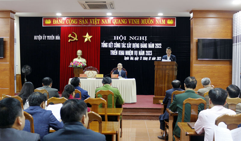 Đồng chí Nguyễn Hoài Nam, Tỉnh ủy viên, Bí thư Huyện ủy kết luận hội nghị.