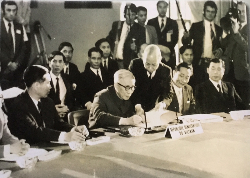 Lễ ký tắt Hiệp định Paris về Việt Nam ngày 23/1/1973 (Nguồn: Sách “Hội nghị PARI cánh cửa đến hòa bình”-NXB Chính trị  Quốc gia-Sự thật).