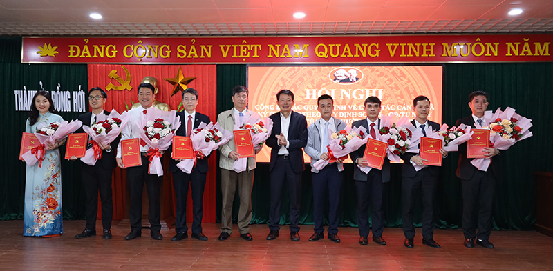 Chủ tịch UBND TP. Đồng Hới Hoàng Ngọc Đan trao quyết định và tặng hoa chúc mừng các cán bộ vừa mới được điều động, bổ nhiệm.