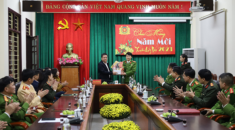 Đồng chí Trần Phong tặng quà Công an thành phố Đồng Hới.