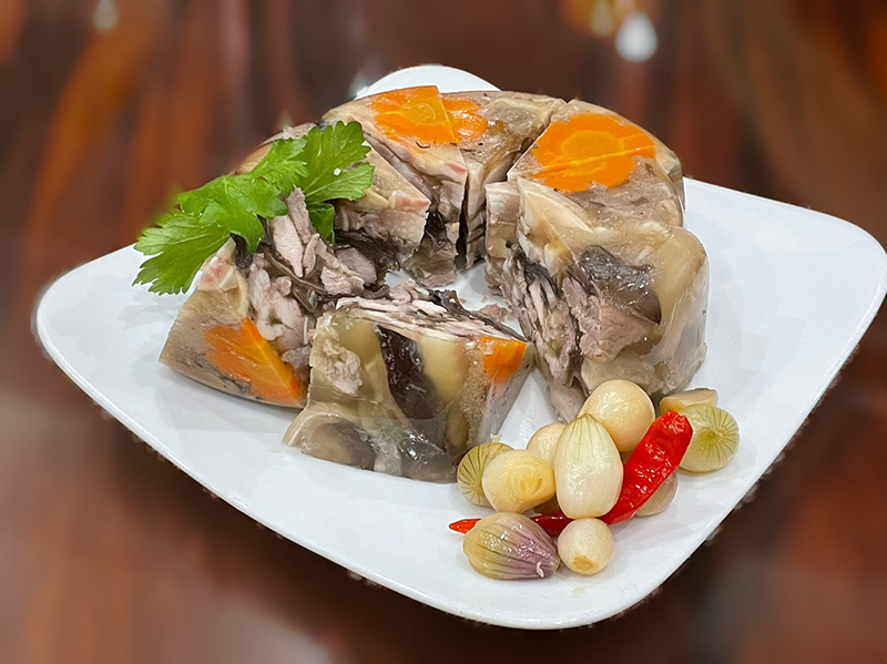 Mỗi món ăn ngày Tết được chuẩn bị kĩ lưỡng, mang theo dư vị yêu thương của mẹ.