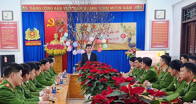 Đồng chí Đồng chí Phó Chủ tịch Thường trực UBND tỉnh Đoàn Ngọc Lâm thăm, chúc Tết Phòng Cảnh sát PCCC-CNCH. 