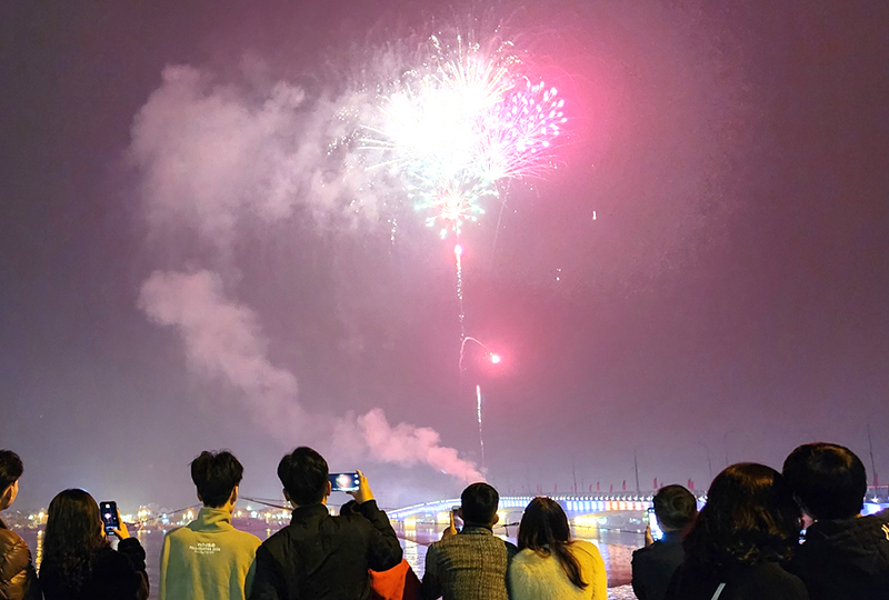 Màn pháo hoa tầm thấp chào đón xuân Quý Mão 2023 bắt đầu từ 0h tại 2 điểm trên địa bàn TP. Đồng Hới.