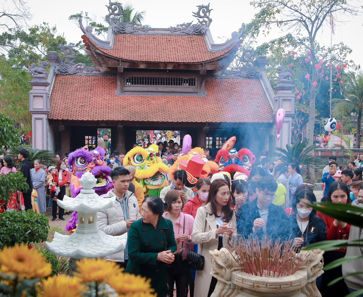  Người dân đến chùa Hoằng Phúc dâng hương.