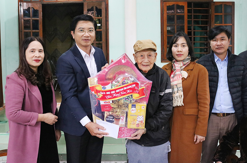 Đồng chí Bí thư Thị ủy Ba Đồn Trương An Ninh thăm, chúc Tết Quý Mão 2023 các đồng chí đảng viên lão thành trên địa bàn.