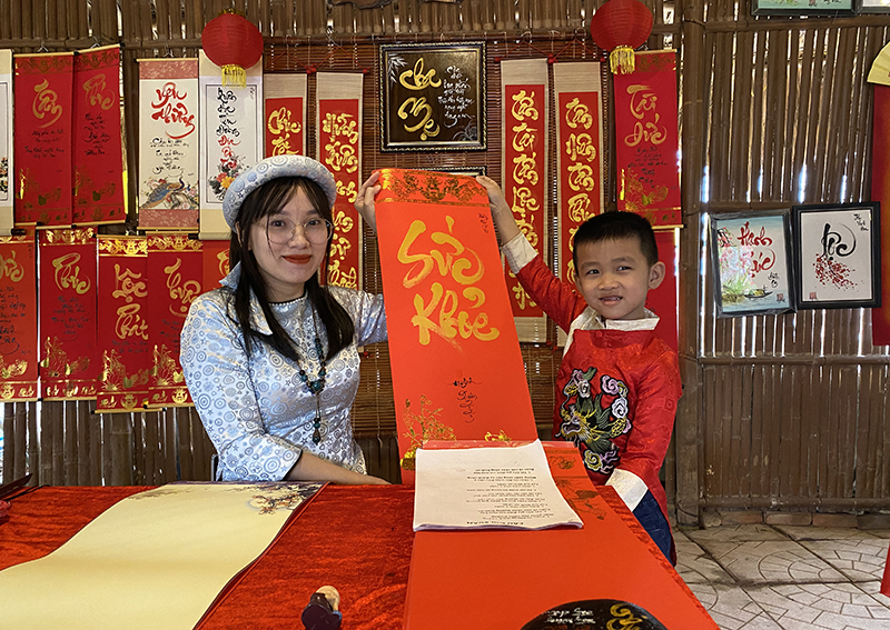 Xin chữ đầu năm tại chùa Hoằng Phúc.