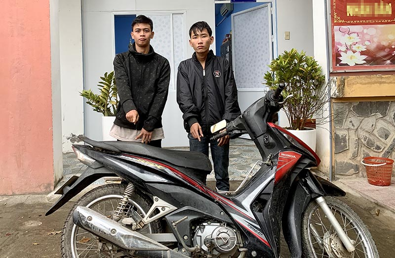 Hai đối tượng và tang vật tại cơ quan công an