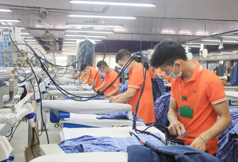 Dù thiếu đơn hàng so với cùng thời điểm năm 2022 nhưng các doanh nghiệp may mặc vẫn quyết tâm bảo đảm việc làm cho lao động.
