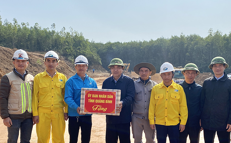 Đồng chí Phó Chủ tịch Thường trực UBND tỉnh Đoàn Ngọc Lâm tặng quà cho đơn vị thi công mặt bằng cao tốc Bắc – Nam tại xã Sơn Thủy (Lệ Thủy).
