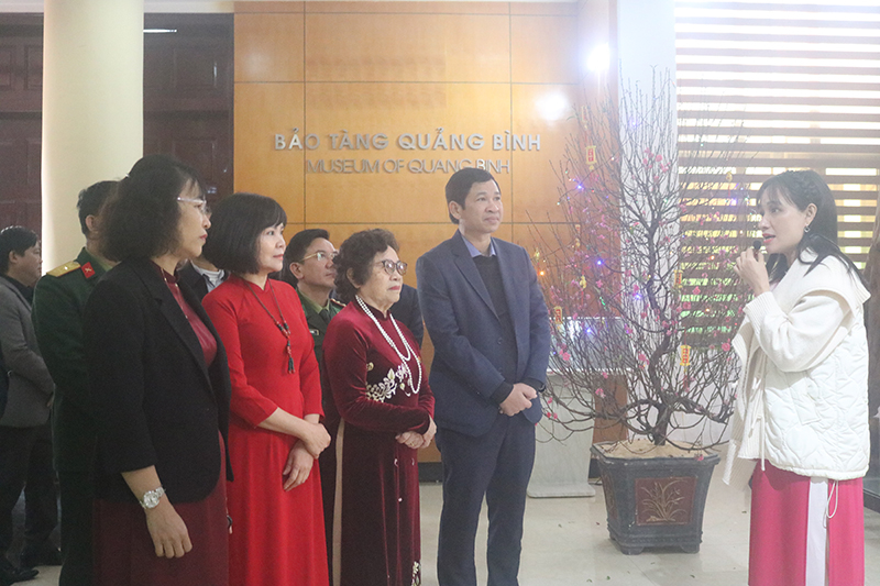 Các đại biểu tham quan triển lãm