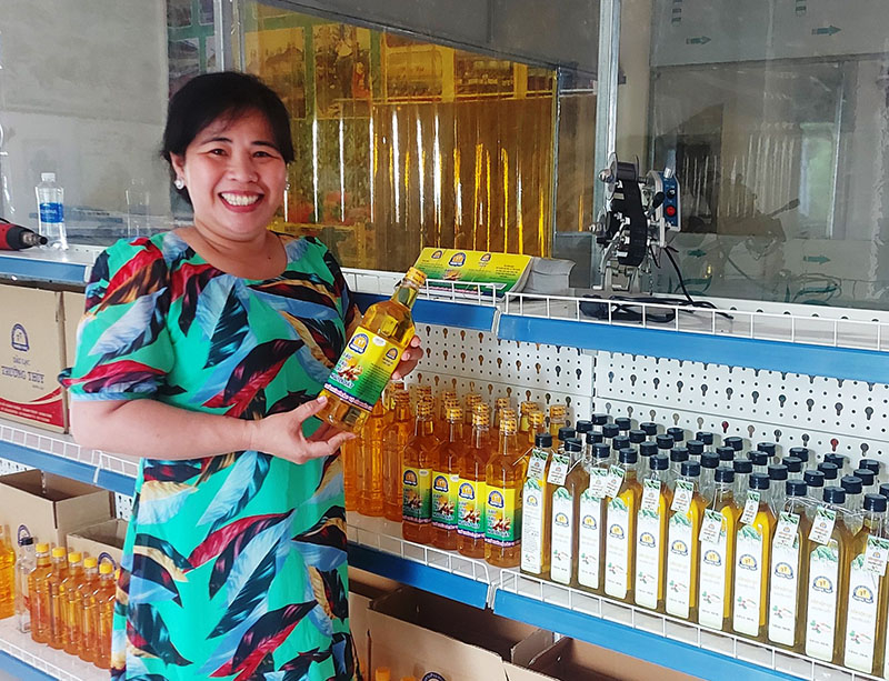 Sản phẩm tinh dầu lạc của HTX Nông sản Trường Thủy, xã Liên Trường là sản phẩm được nhiều người tiêu dùng lựa chọn.