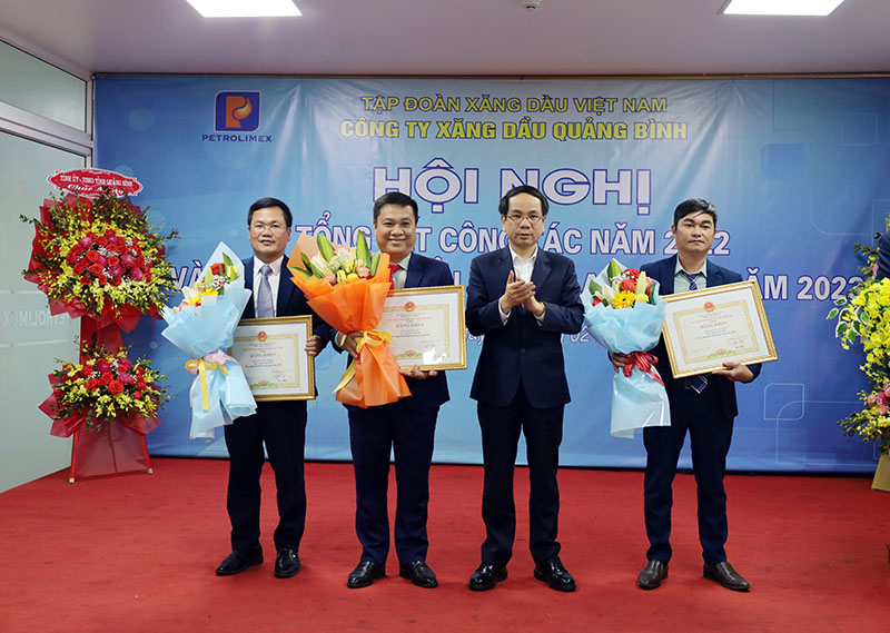 Các tập thể có thành tích xuất sắc được nhận bằng khen của UBND tỉnh