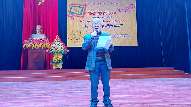 Nhà thơ Hoàng Vũ Thuật trình bày tác phẩm thơ: “Người câu gió”