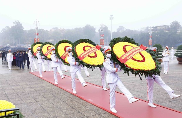 Lãnh đạo Đảng, Nhà nước đặt vòng hoa và vào Lăng viếng Chủ tịch Hồ Chí Minh Ảnh: (An Đăng/TTXVN)