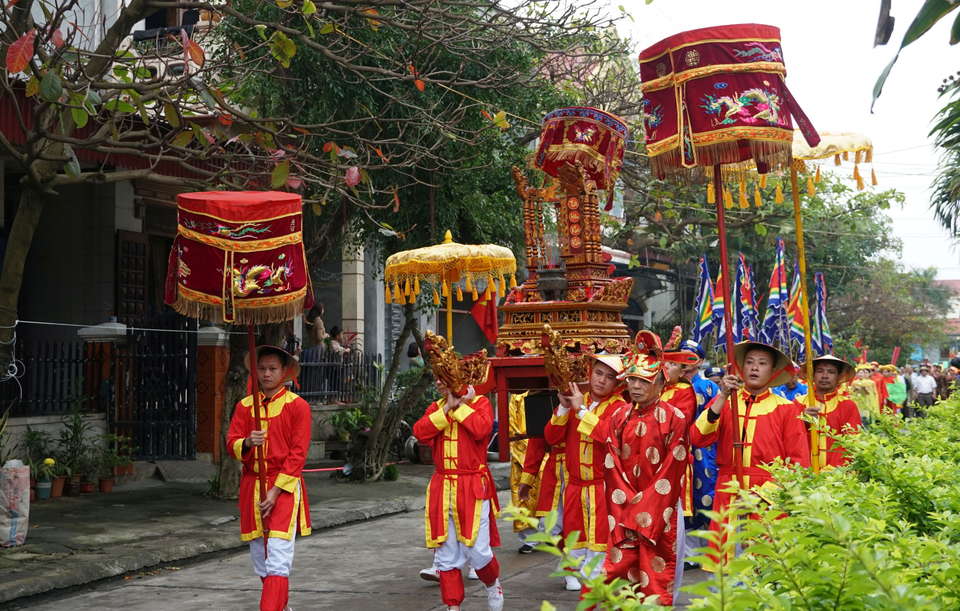 Rước kiệu Thần Hoàng từ Đình thờ Tổ về Linh Ngư Miếu.